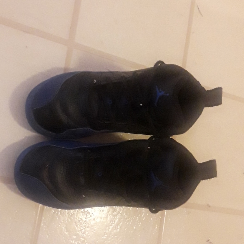 Tennis shoes